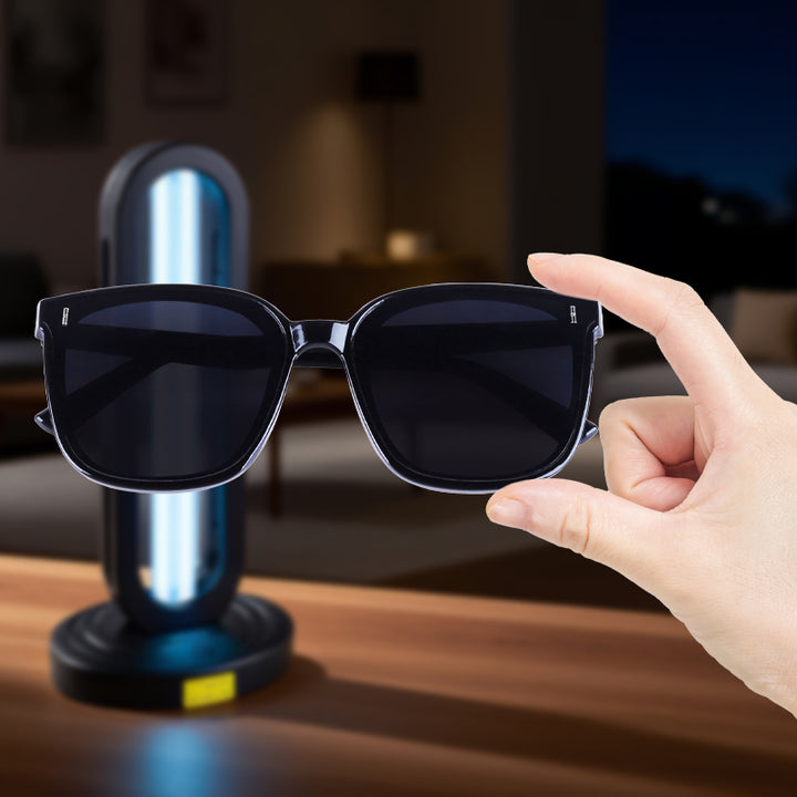 Image showing the actual size of the glasses held in hand, providing a wearing proportion reference.